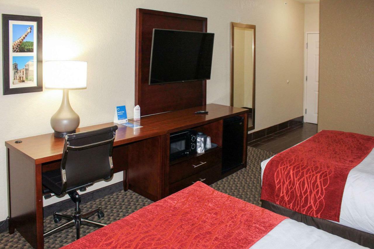 Comfort Inn & Suites Near Six Flags & Medical Center San Antonio Exterior foto